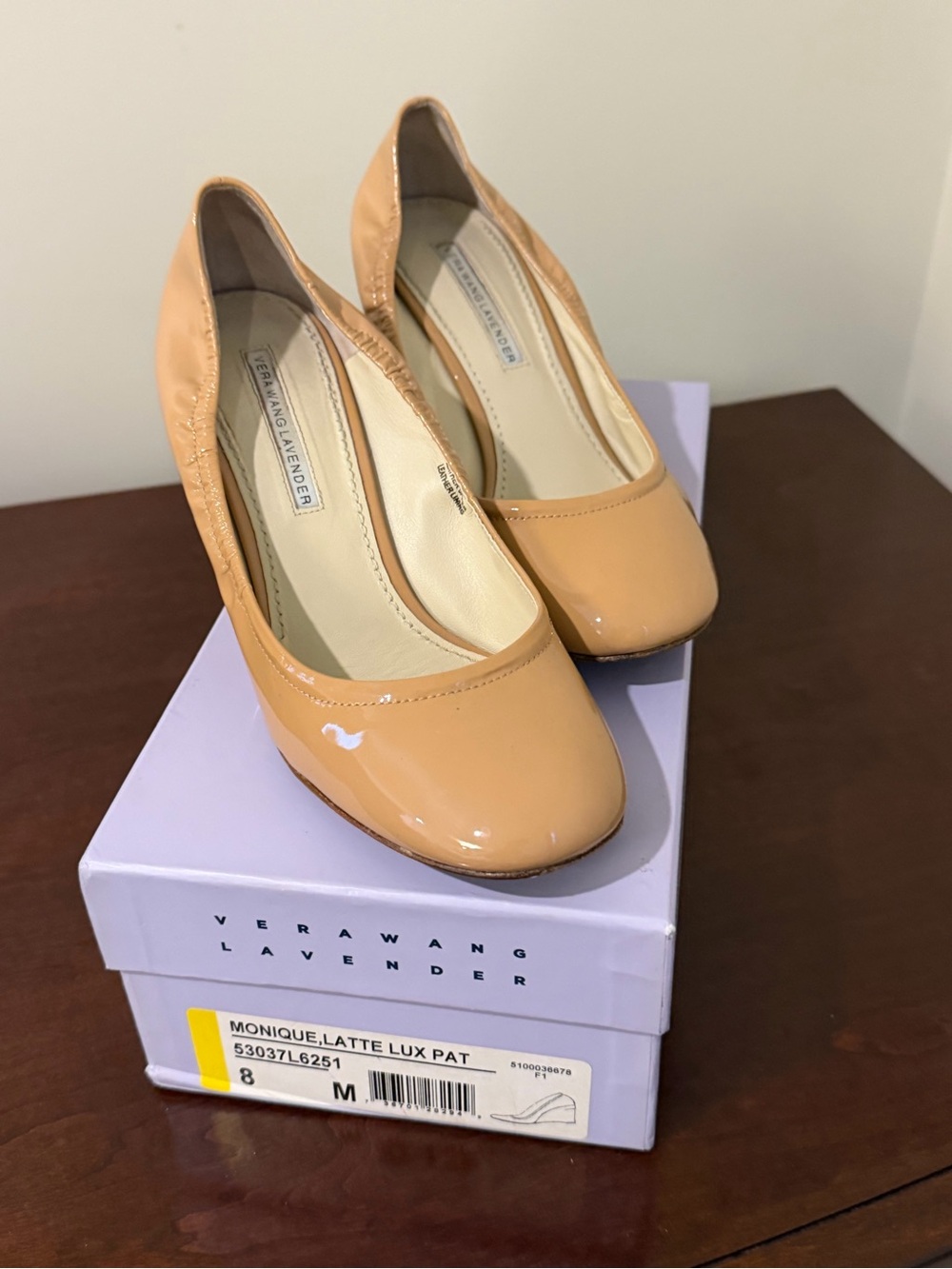VERA WANG Lavender ELLA Womens sz 8 Beige Nude patent leather wedge pumps shoes